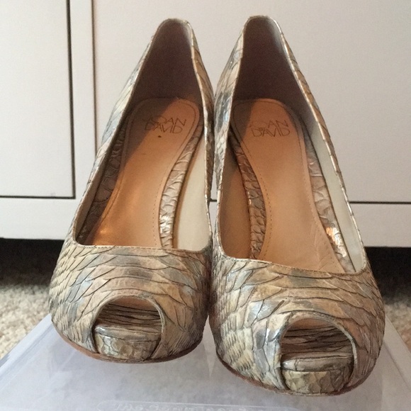 Joan & David peep to pumps - Picture 2 of 4